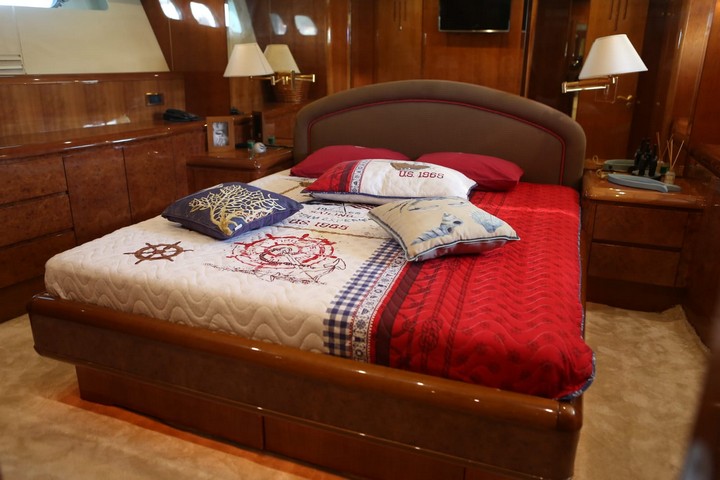 Ere C Master Cabin – Overnight Yacht Cruise, Istanbul Bosphorus